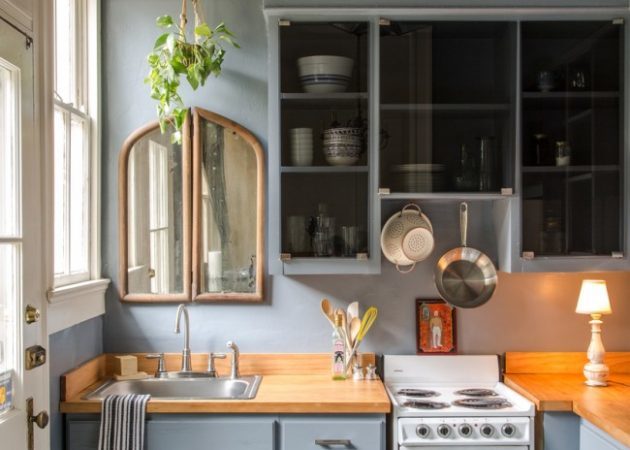 Petite cuisine design: les miroirs brillants et des meubles