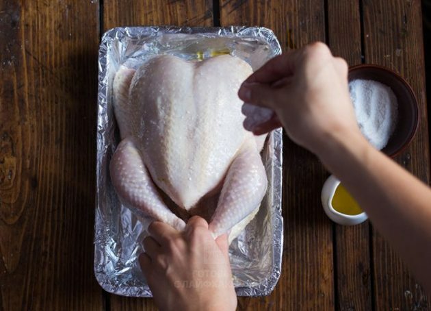 Poulet au four au citron: Frottez le poulet avec de l'huile d'olive et du sel