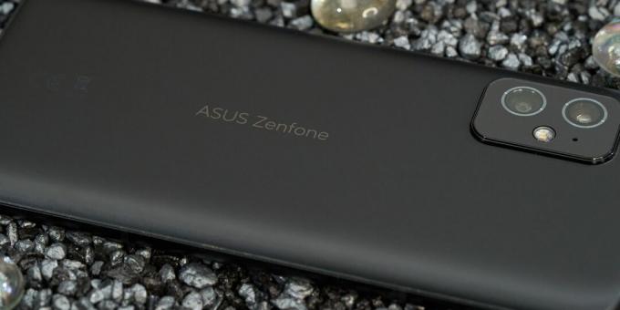 Examen de l'Asus Zenfone 8 - un produit phare à part entière dans un boîtier compact