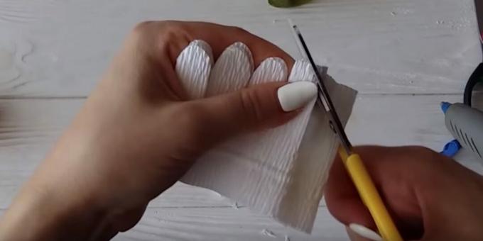Comment faire un bouquet de bonbons de vos propres mains: décorez les pétales