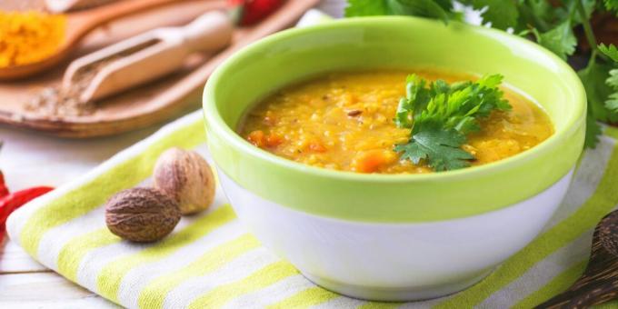 Repas diététiques: soupe aux lentilles rouges et aux légumes