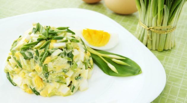 Salade classique oeuf avec oignon vert 