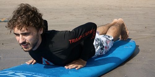 comment apprendre à surfer: une position correcte