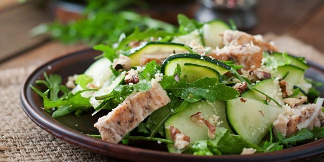 Salade de poulet, courgettes et noix