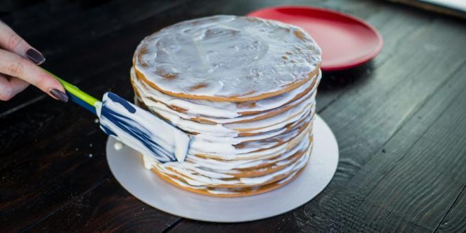 gâteau de recette « gâteau de miel »: appliquer la crème sur les côtés du gâteau