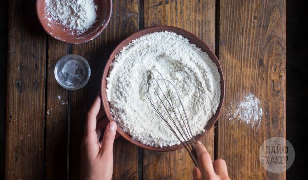 Comment faire une tarte aux cerises au yaourt rapide: mélanger la farine et le bicarbonate de soude