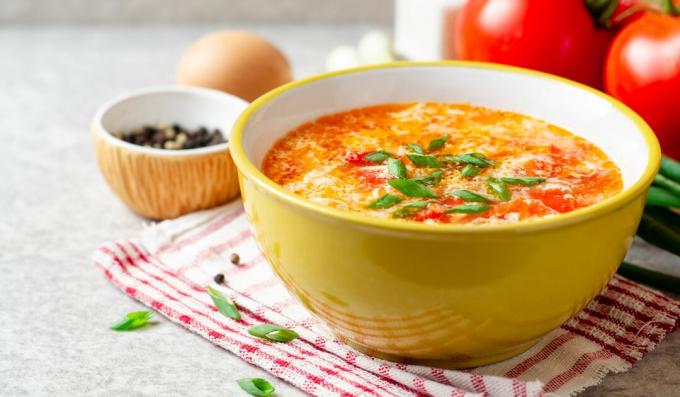Soupe légère au poulet avec œufs battus et tomates