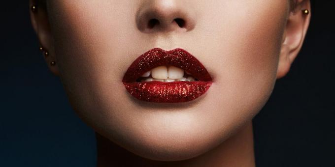 Maquillage pour les lèvres pailleté: utilisez du rouge à lèvres avec un fini collant