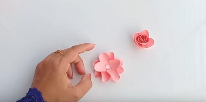 Carte d'anniversaire avec vos propres mains: coller les pièces découpées, pour obtenir une belle fleur