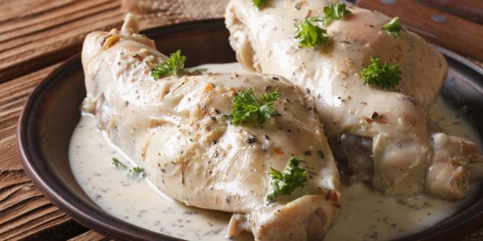 Lapin au four avec crème, sauce soja et oignons: une recette simple