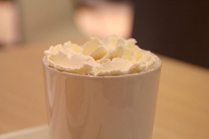 boissons chaudes: chocolat blanc chaud avec de la citrouille