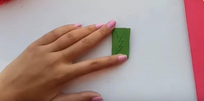 Carte d'anniversaire avec vos propres mains: couper des feuilles de papier vert
