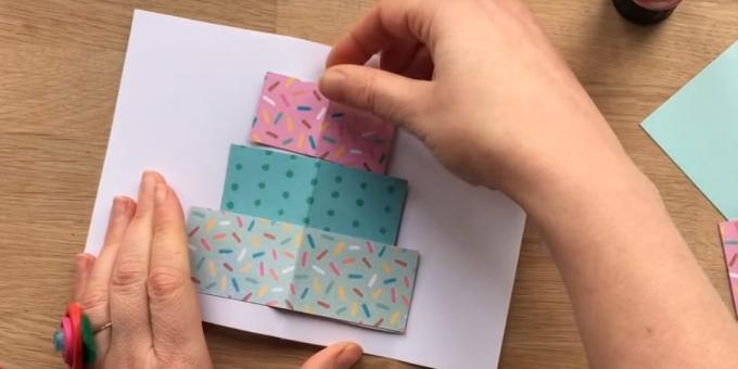 Découpez un rectangle de papier de couleur trois couches de la taille future du gâteau
