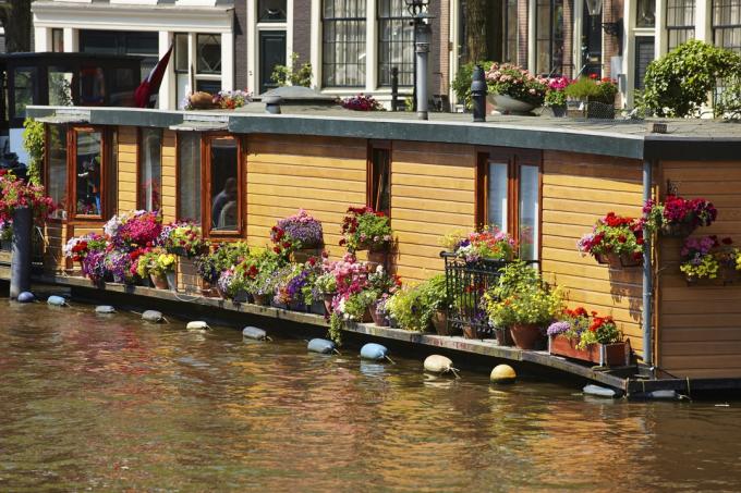 Amsterdam. barge vivant