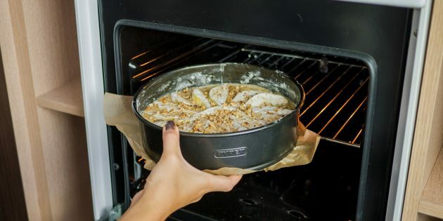 Tarte aux poires et aux noix: cuire au four préchauffé à 180 ° C pendant 25 à 50 minutes