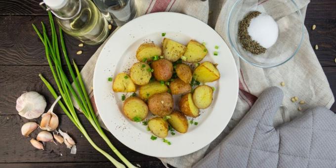 Pommes de terre nouvelles au four avec du sel et du vinaigre