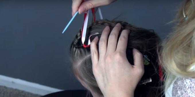 De nouvelles coiffures pour les filles: la bande fasten