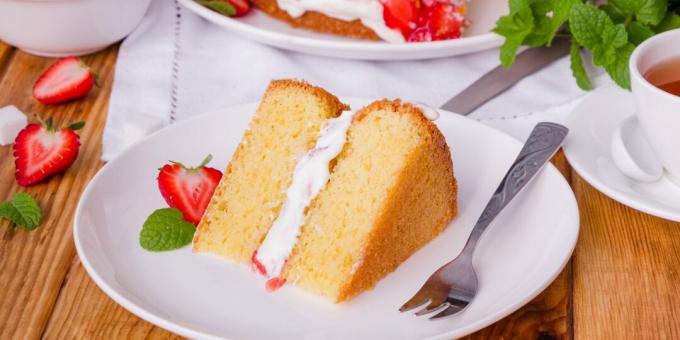 Gâteau éponge simple avec de la crème et des baies