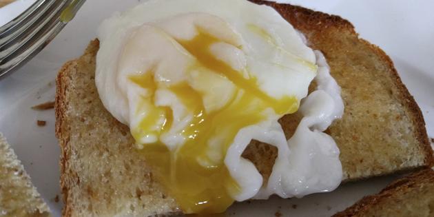 recettes rapides de plats: œuf poché à la sauce épicée 