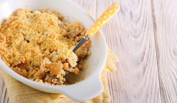 Crumble aux poires, pommes et noix