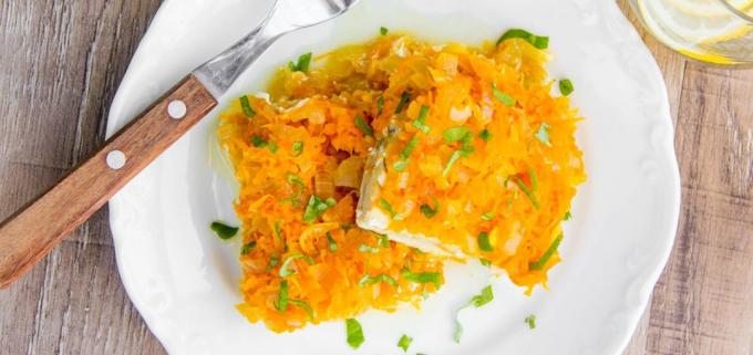 Comment faire cuire le doré jaune dans le four avec des oignons et des carottes