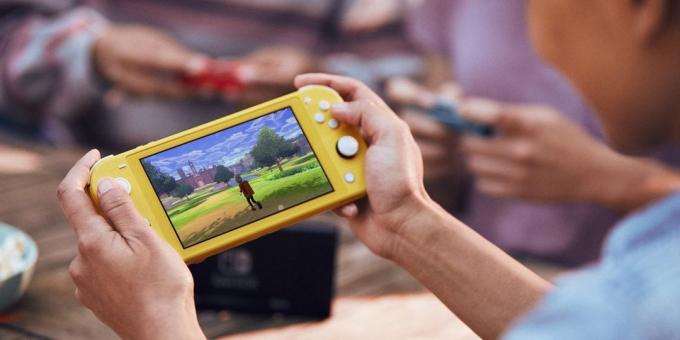 Nintendo Lite Commutateur entre les mains de