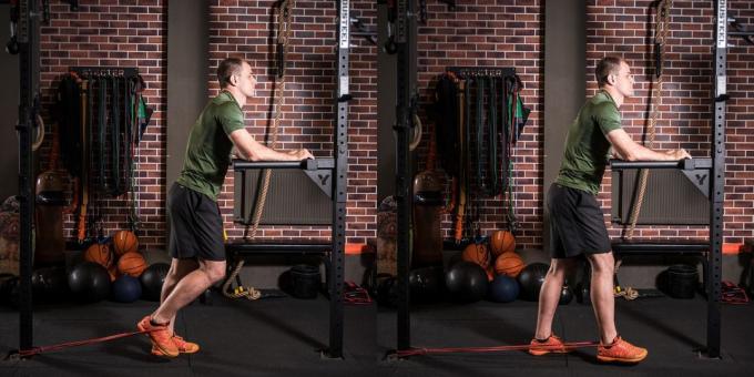 Circuit d'entraînement dans la salle de gym: l'extension jambe dans le simulateur ou extenseurs