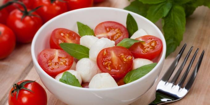 Salade de fromage et des tomates