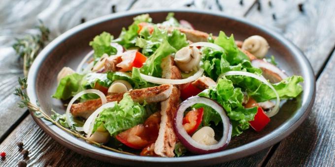 Salade de poulet et champignons marinés