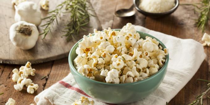 Pop-corn au fromage avec du romarin