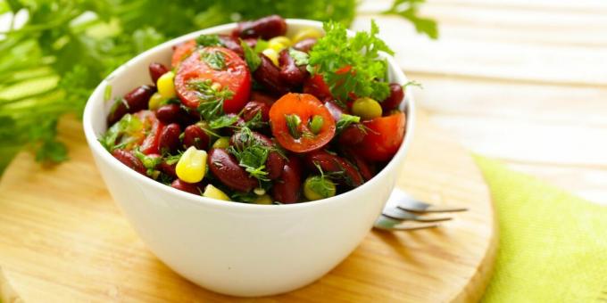 Salade aux haricots, tomates et maïs