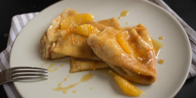 Crêpes françaises classiques au sirop d'orange