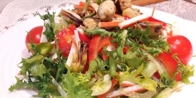Salade de bâtonnets de crabe, moules, choux, le poivre et la sauce de soja