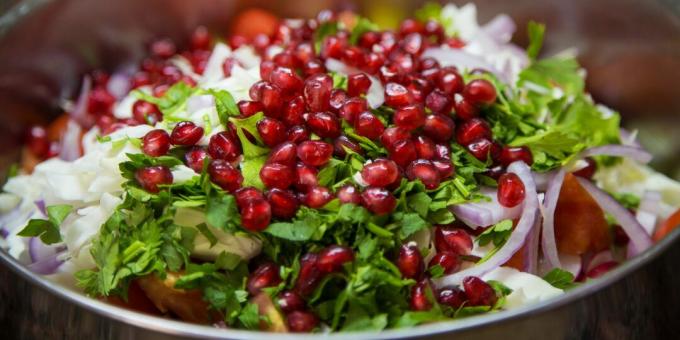 Salade de grenade et de tomates: une recette simple