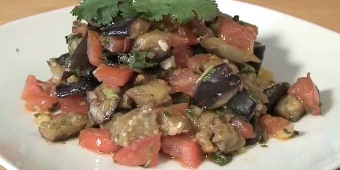 Salade tiède à l'aubergine et la tomate