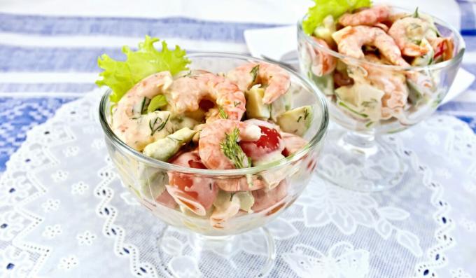 Salade aux crevettes, avocat et tomates