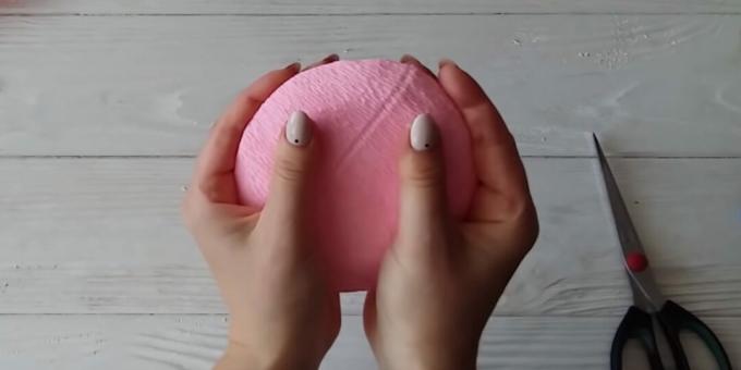 Comment faire un bouquet de bonbons: collez la forme avec du papier