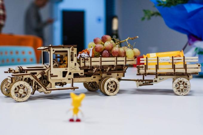 Vue d'ensemble UGEARS concepteur: camion en bois qui va sans piles