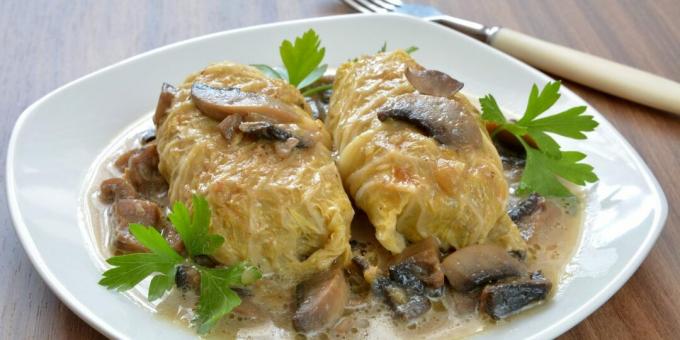 Rouleaux de chou dans une sauce douce aux champignons