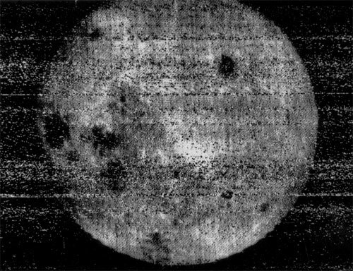 Le premier côté de l'image de la lune