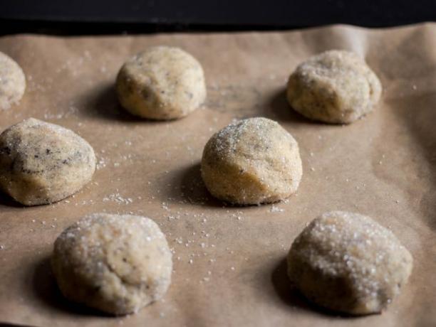 biscuits au thé: on moule des boules à partir de la pâte