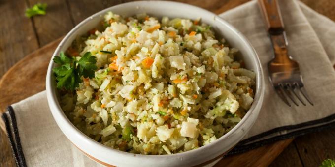 Recettes diététiques: riz au chou-fleur avec des légumes et des œufs