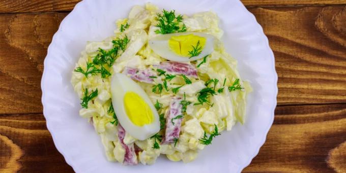 Salade avec saucisse fumée, œufs et chou: une recette simple