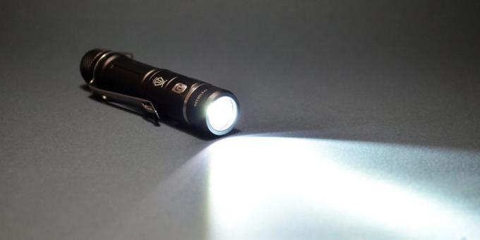 comment choisir une lampe de poche: JETBeam E10R: poutre