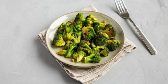 Brocoli frit dans une poêle