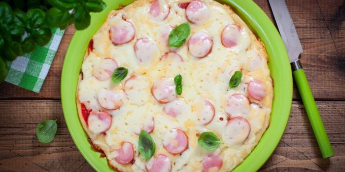 Pizza paresseuse avec des saucisses dans une casserole