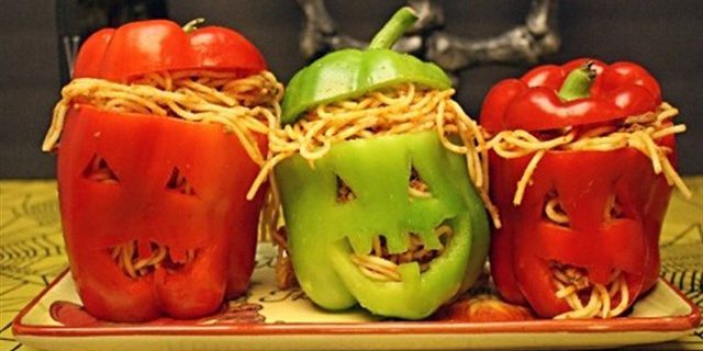 Vaisselle pour Halloween: Têtes de poivrons farcis à spaghetti à la viande