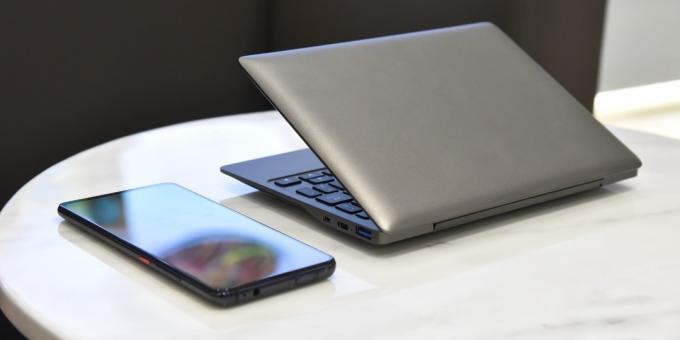 la taille de l'ordinateur portable est comparable à un mini iPad
