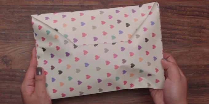 Comment emballer un cadeau de toute forme dans une enveloppe en papier