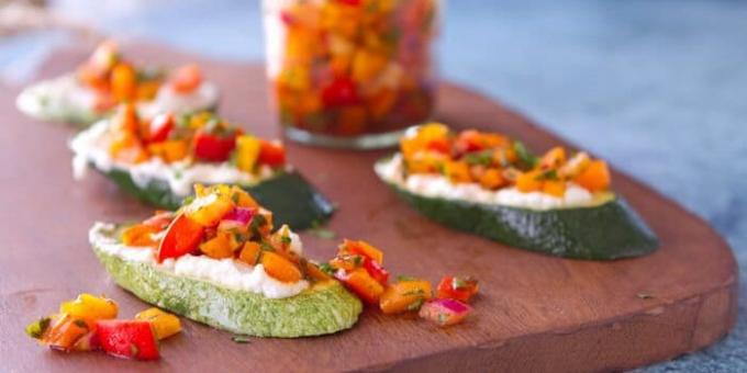 Hors-d'œuvre Zucchini: Bruschetta au poivre et le paprika